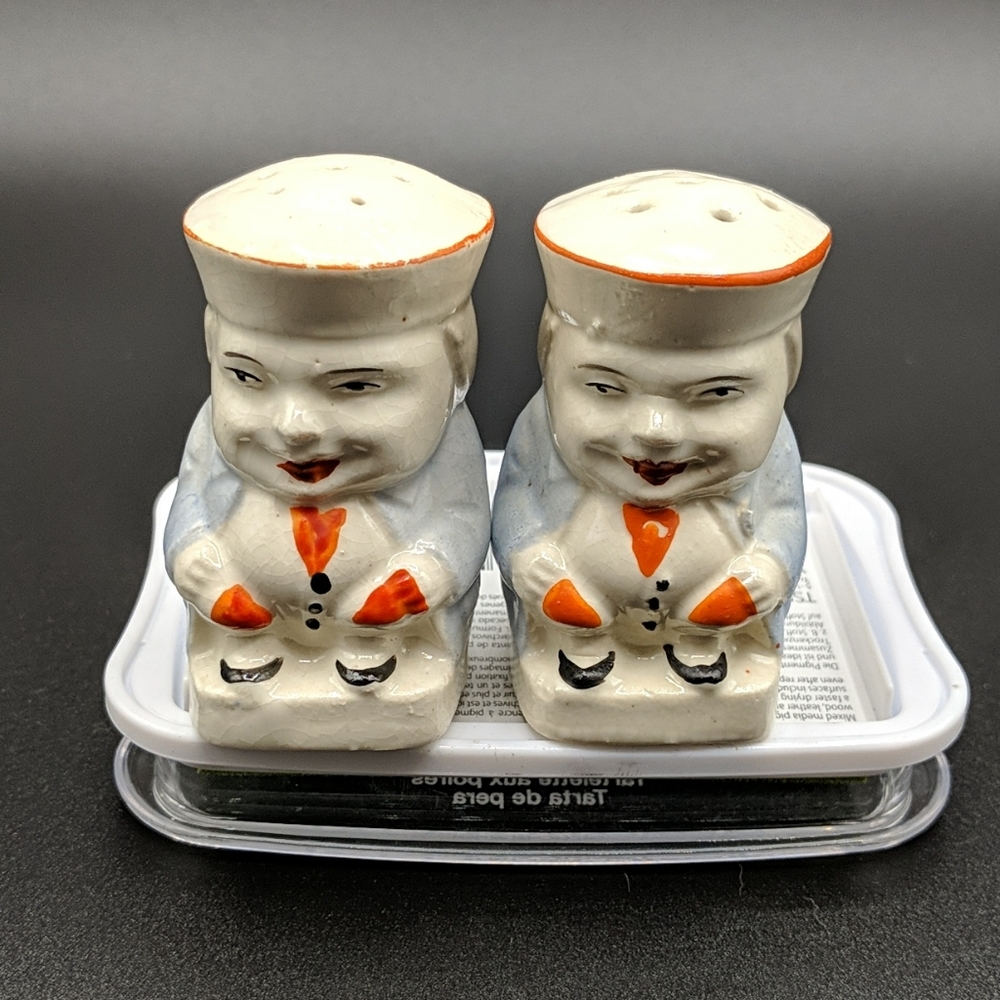 Vintage Colonial Men Ceramic Salt & Pepper Shakers